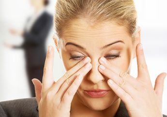 AWAS! Bahaya Main Gadget Bagi Mata, Bisa Bikin Kering Sampai Seperti Terbakar