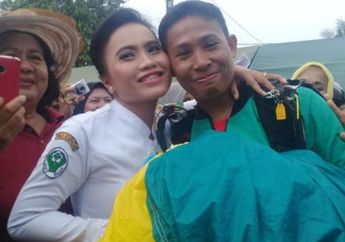 Lamar Kekasih Setelah Mendarat dari Terjun Payung, Aksi Romantis Sang Prajurit TNI Tuai Pujian
