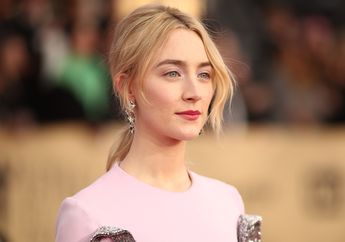 Oscar 2018, Saoirse Ronan Tampil Memukau di Red Carpet dalam Balutan Busana Pink