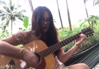 Sedang Asik Bermain Gitar, Seorang Wanita Alami Hal Memalukan
