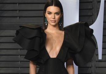 Waah.. Ternyata Segini Harga Sepatu Heels yang Dipakai Kendal Jenner saat Hadiri Vanity Fair's Oscar After Party 