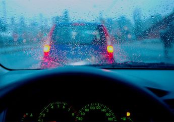 4 Larangan yang Saat Berkendara di Waktu Hujan, Mengurangi Resiko Kecelakaan