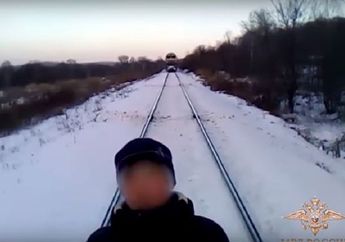 Sudah Tau Ada Kereta yang Akan Melintas, 5 Bocah Laki-laki Ini Masih Nekat Selfie di Tengah Rel, Ini yang Terjadi Selanjutnya!