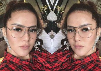 Mix and Match Kemeja Putih ala Olla Ramlan, Nggak Ribet Tapi Bikin Gayamu Makin Fashionable!