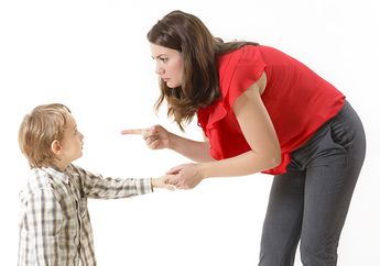 Tak Melulu dengan Cara Militer, 3 Hal Sederhana Ini Bisa Kamu Lakukan Untuk Mendidik Si Kecil Menjadi Anak yang Disiplin Sejak Dini loh