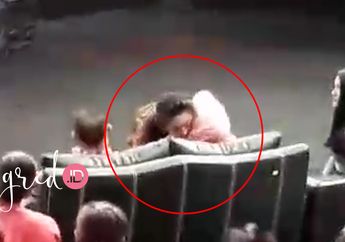 Sambil Berlutut dan Memeluk Ibunda Jupe, Dewi Persik Nyanyikan Ini Untuk Julia Perez