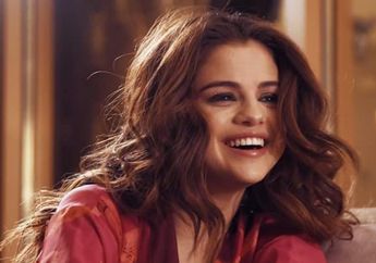 Simpel Minimalis, Penampilan Selena Gomez dengan Sweater Ini Pas Banget Buat Referensi Gaya Saat Weekend