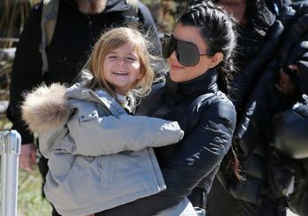 Hadiri Baby Shower Khloe, Kourtney Kardashian Tampil Kompak Bersama Buah Hatinya