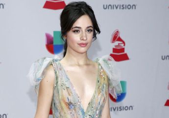 2018 iHeartRadio Awards, Camila Cabello Tampil dengan Busana Artsy di Red Carpet