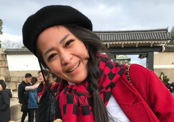 Kepoin Gaya Kasual Simpel dan Minimalis Gracia Indri Mengenakan Plaid Pants yuk, Modis Maksimal nih!