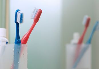 5 Hal yang Ternyata Nggak Boleh Kamu Simpan di dalam Kamar Mandi, Sikat Gigi Salah Satunya