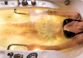 Ladies, Ternyata Berendam Air Hangat Dapat Membakar Kalori Sama dengan Berjalan Kaki 30 Menit, Ini Buktinya...