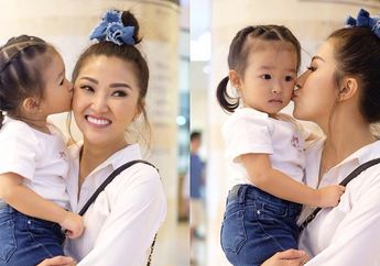 Ternyata Ini Sosok Orang Tua Sarwendah Tan, Sang Mama Cantik dan Awet Muda Banget!