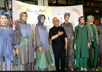 Desainer Itang Yunasz Hadirkan Tren Tabrak Motif untuk Koleksi Busana Terbarunya di Tahun 2018, Kamu Berani Coba?