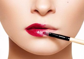 Pengen Tampil Mengenakan Makeup Mewah? Coba Riasan Bibir dengan Glitter Ini yuk!