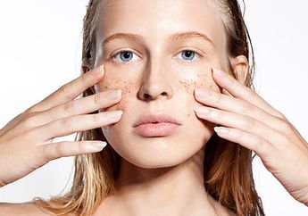 Hilangkan Komedo Membandel dengan Perawatan Scrubbing Tea Tree Oil yuk!