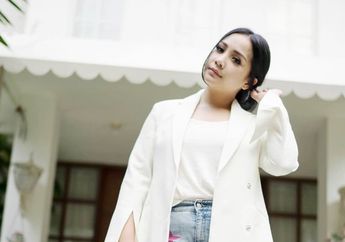 Nagita Slavina Kebingungan Cara Tambel Kausnya yang Bolong, Pantes! Harganya Jutaan Rupiah
