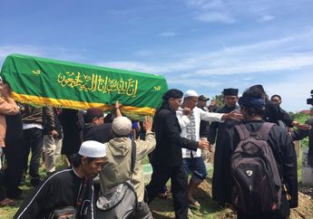 Kuburkan Istri Keduanya, Opick Ikut Turun ke Liang Lahat