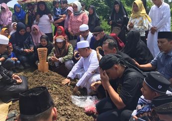 Diterpa Beragam Rumor, Opick Tiba-tiba Curhat di Hadapan Makam Istri Kedua