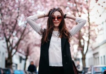 Saatnya Melihat Indahnya Bunga Sakura, Intip 5 Inspirasi Perpaduan Wide Pants Untuk Outfit Musim Semi ala Wanita Jepang