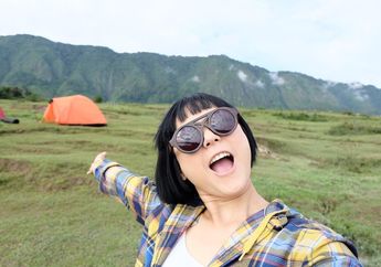 Biasa Tampil Boyish, Poppy Sovia Terlihat Cantik dengan Gaya Feminin