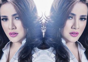 Meski Kenakan Kemeja Putih Polos, Penampilan Olla Ramlan Tetap Modis Seperti Usia 20-an!