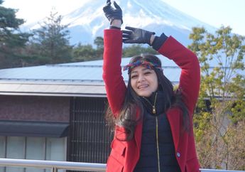 Penampilan Feminin Gracia Indri dengan Jumpsuit Nuansa Dusty Pink, Manis Banget!