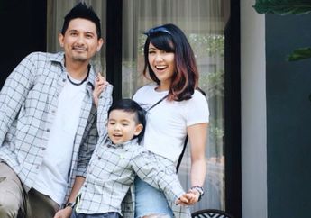 Gaya Kompak Sharena, Ryan Delon dengan Sang Buah Hati dengan Kemeja Flanel Kembaran, Gemes Banget!