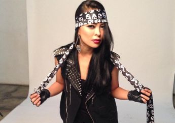 Pakai Hijab, Begini Fahion Style Terbaru Tantri &lsquo;Kotak&rsquo; Saat Tampil di Atas Panggung