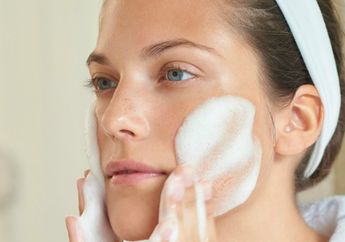 Yuk Intip 4 Manfaat Double Cleansing Setelah Mengenakan Makeup