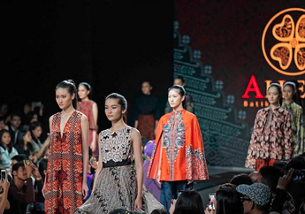 Batik Tradisi Rasa Kekinian dalam Koleksi Terbaru Alleira Batik X Rama Dauhan Bertajuk Punika di Plaza Indonesia Fashion Week 2018