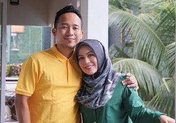 Bikin Pangling, Intip Pemotretan Keluarga Denny Cagur yang Kompak Bergaya Glamor