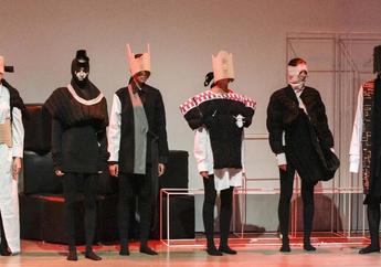 Desainer Indonesia Aldre Tampilkan Koleksi Busana dengan Gaya Teatrikal Bertajuk Childhood Nightmare di Media Viewing Trend 2018 