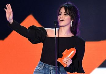 Tampil Cantik dan Modis di Acara Kids' Choice Awards, Camila Cabello Tuai Pujian