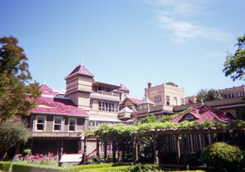 Uji Nyali di Rumah Winchester, Labirin Tak Berujung Untuk Pemburu Hantu