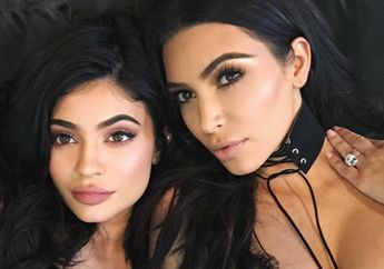 Kylie Jenner Kenakan Rambut Blonde, Cantik Mana Sama Kim Kardashian?