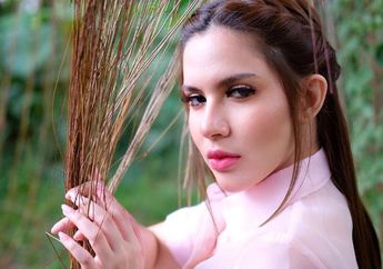 Deretan Padu Padan Over The Knee Boots ala Sally Adelia, Anggota Girls Squad yang Super Modis!