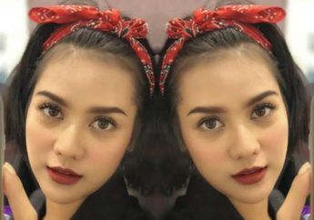 Kepoin Gaya Bumil Mytha Lestari dengan Busana Jumper Motif Floral yang Super Cute!