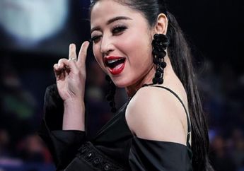 Bergaya Retro Layaknya Pin Up Girl, Dewi Perssik Tampil Beda dengan Model Rambut Rolled Bangs