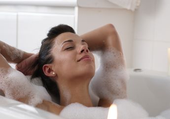 Berendam Air Panas Ternyata Bisa Turunkan Berat Badan loh, kok Bisa?