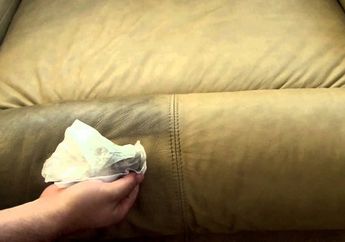 3 Tips Super Ampuh Hilangkan Noda Tinta di Sofa Berbahan Kulit