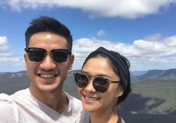 Liburan Romantis Nana Mirdad dan Andrew White di Ketinggian Gunung Katoomba Australia Sembari Menikmati Matahari Terbit