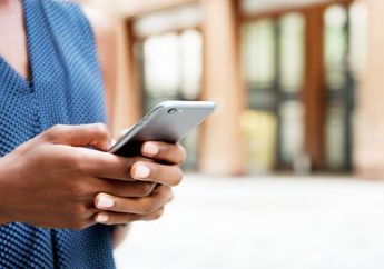 Keseringan Main Ponsel Bisa Bikin Tubuhmu Cedera Loh!