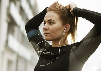 Waspada! Jangan Sering Pakai Earphone, Kalau Kamu Masih Sayang Sama Pendengaran