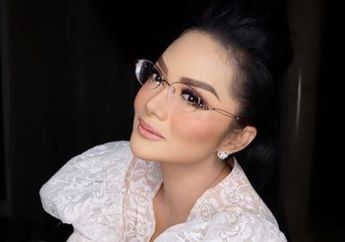 Lihat Penampilan Krisdayanti dengan Kacamata Oversized Glitter Warna Warni Imut Ini yuk!