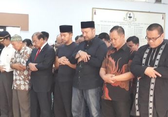 Ikut Salatkan Jenazah Ayahanda, Anjasmara Berdiri di Barisan Terdepan