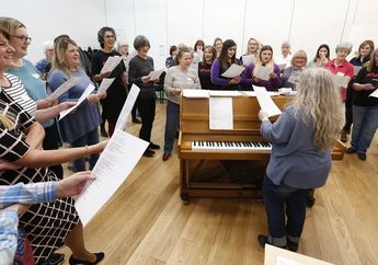 Unik, Sebuah Negara Tawarkan Kafe Menopause Sebagai Forum Sharing dan Diskusi