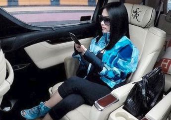 Kaca Spion Mobil Mewah Syahrini Rusak Saat Menuju Pengadilan Negeri Depok