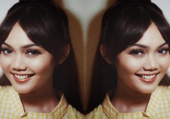 Gaya Chic ala Rina Nose dengan Overall Skirt yang Super Cute!