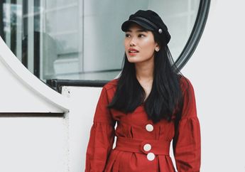 Kenakan Setelan Blazer Motif Stripes, Gaya Alika Islamadina Eye Catching Banget!